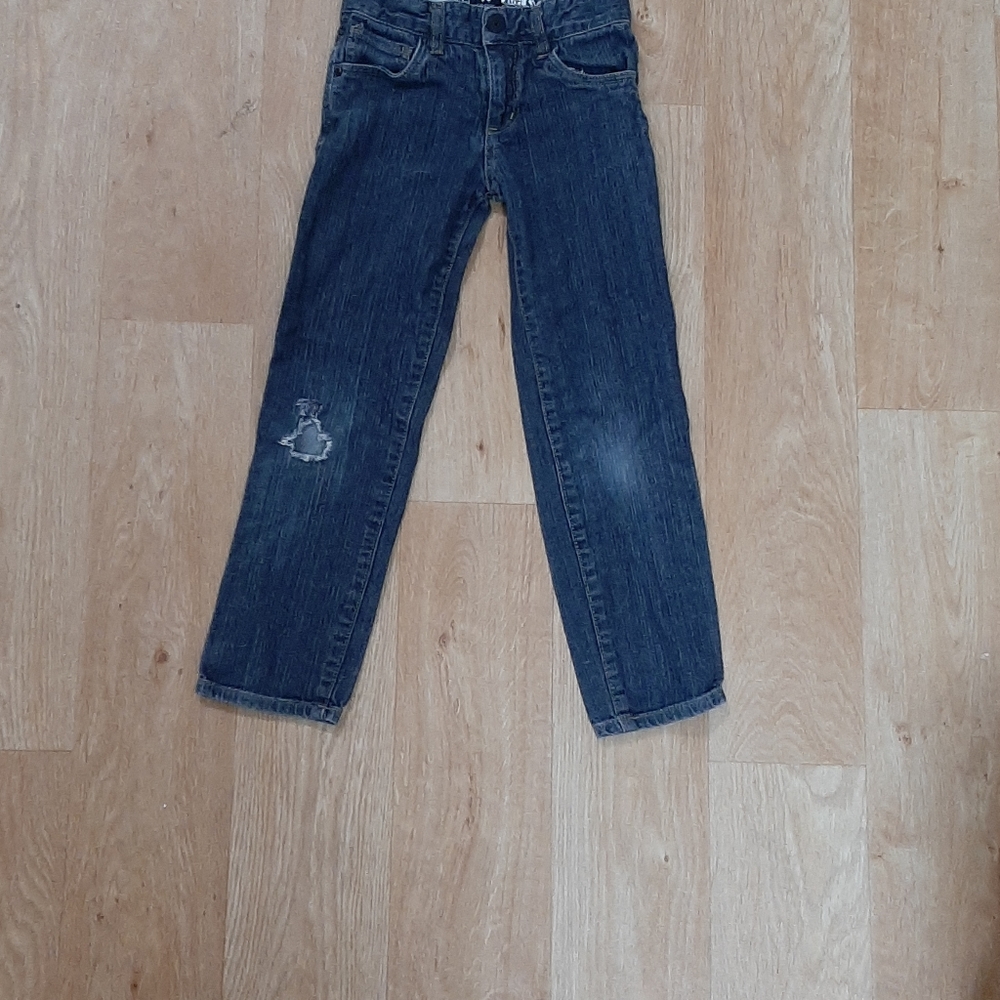 Blue jeans single rip in knee
